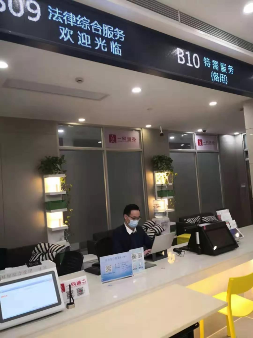 翰鴻所徐恩澤律師在黃浦區(qū)企業(yè)法律專項(xiàng)服務(wù)窗口值班